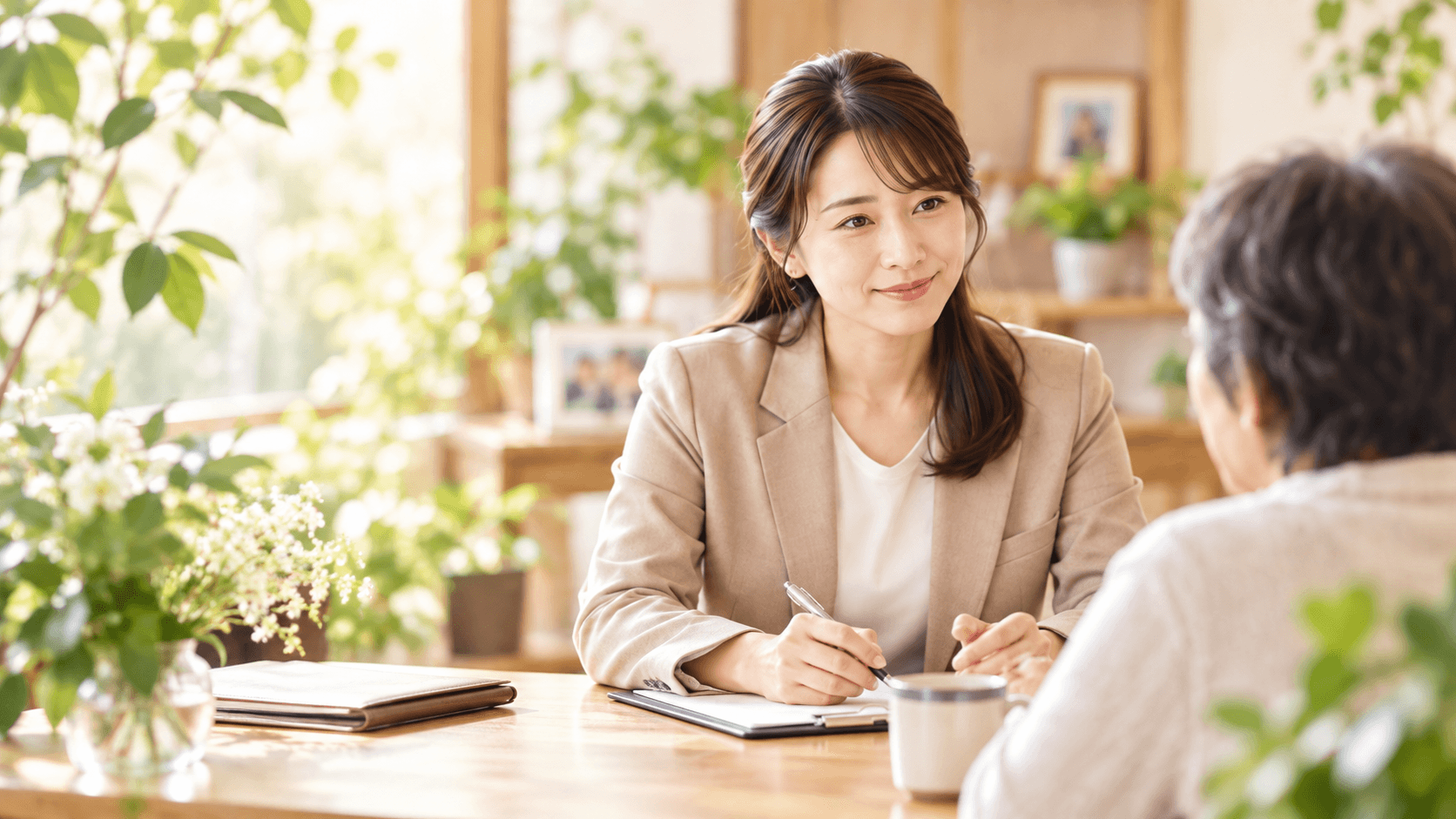 相談者の話を丁寧に聞く女性相談員